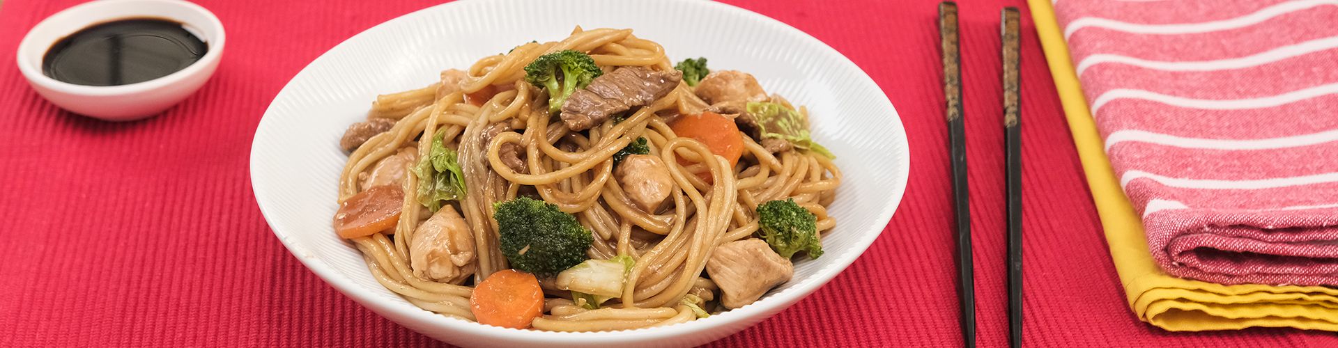 Yakisoba de carne e frango
