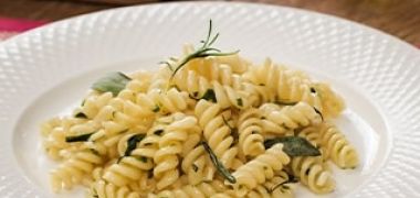 Receita Macarrão Parafuso com Manteiga e Ervas